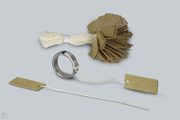 For jewellery and watches: tag made of PEFC-certified cardboard with natural cotton thread